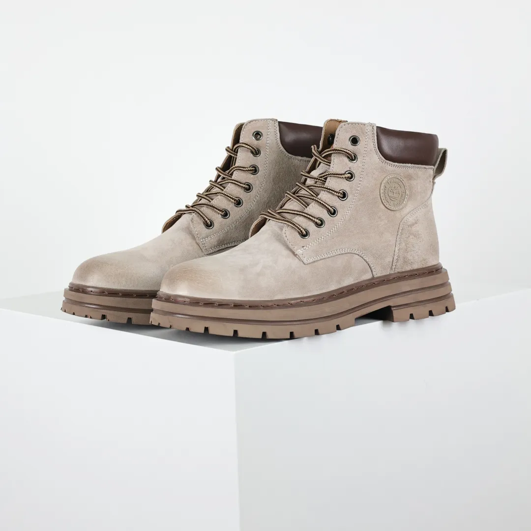 Copy price 💰620 Core recommendation Good price 🚀Timberland Timberland outdoor high-top casual rhubarb boots series #Guangdong Dachang quality Original box original packaging #25ss new style Fashion and trend matching The fabric is made of Italian 🇮🇹 top frosted fine-grained cowhide with anti-odor and anti-corrosion genuine leather latex insoles. The outsole and hardware are all made from OEM raw materials. They are the same as the original Goodyear never-opening process. Good products do not kill pigs. The quality of the first order is strictly controlled. Exclusively released on the entire network. The quality is beyond doubt. The whole set of official website unified packaging gives you a perfect wearing experience. The quality is exquisite and durable. A must-have for sportsmen. Specially designed to prevent handsomeness. High-quality and first-class foot feel. This winter, it is specially used for cold protection and outdoor use. Daily casual matching. Size: 39 40 41 42 43 44 (leather shoe size)